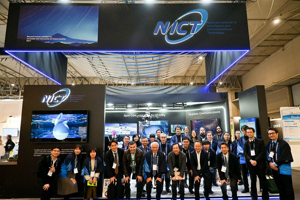 NICTブース集合写真